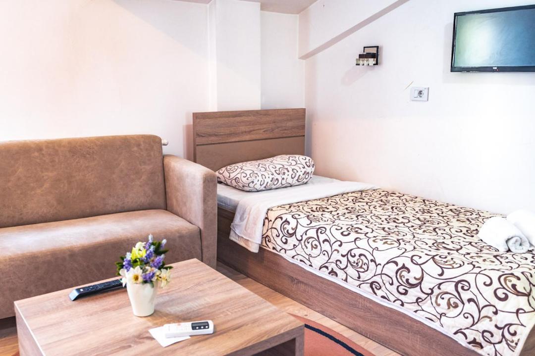 Hotel Zeleni Vir Ni エクステリア 写真